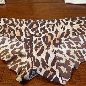 Leopard Print Bikini Bottoms sexy Victorias Secret, no lines,size M, new,no tags